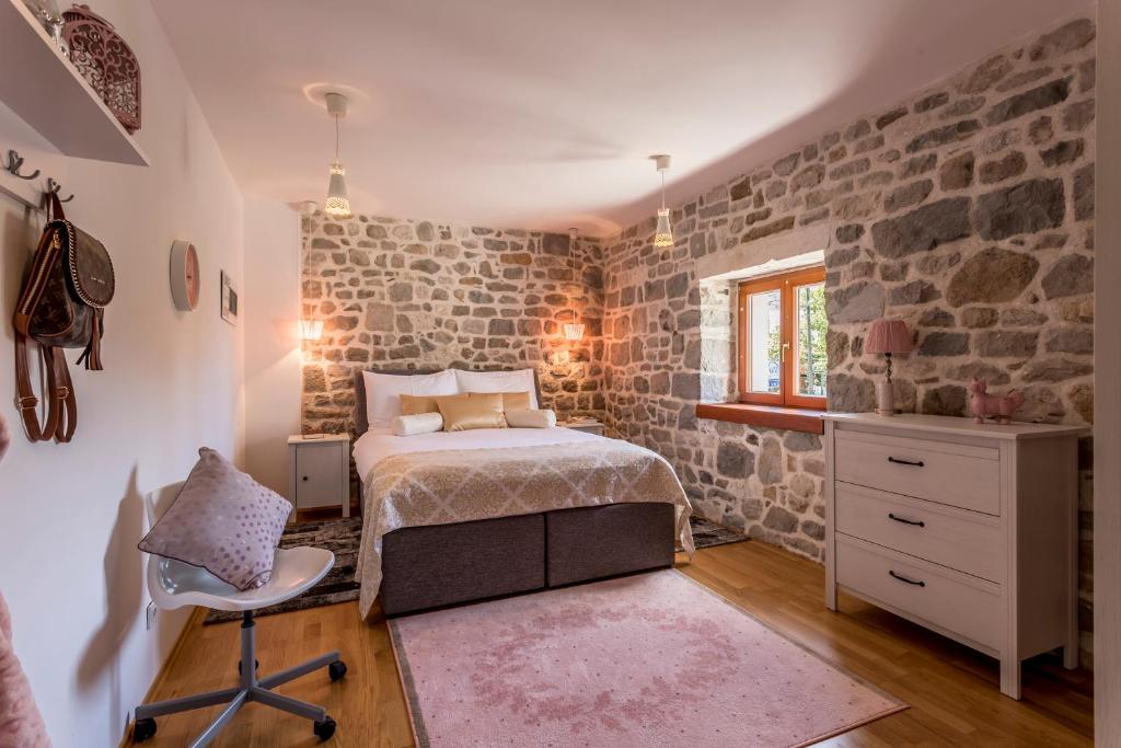 Posteľ alebo postele v izbe v ubytovaní Villa Draga Paradise pool villa in Split