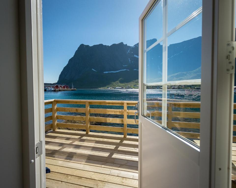 雷訥的住宿－Reine seaview cabin，通往享有水景的阳台的门