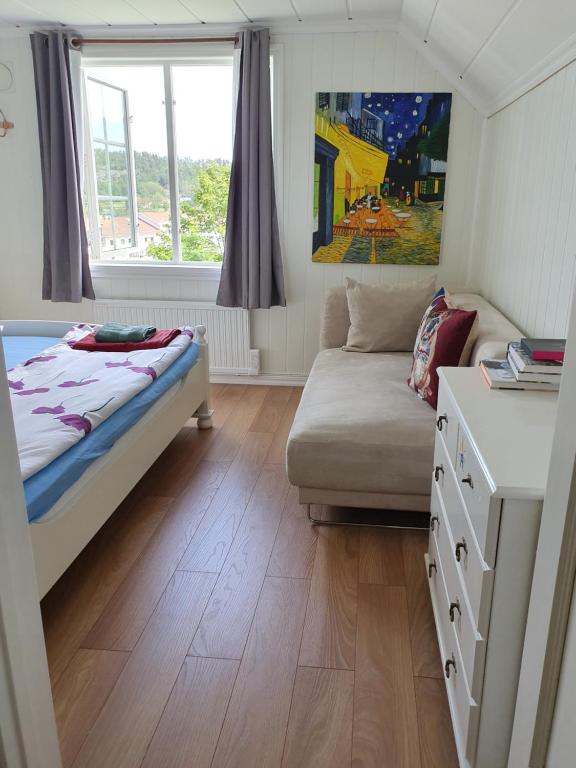 una piccola camera con letto e divano di Valhalla bengtfors a Bengtsfors