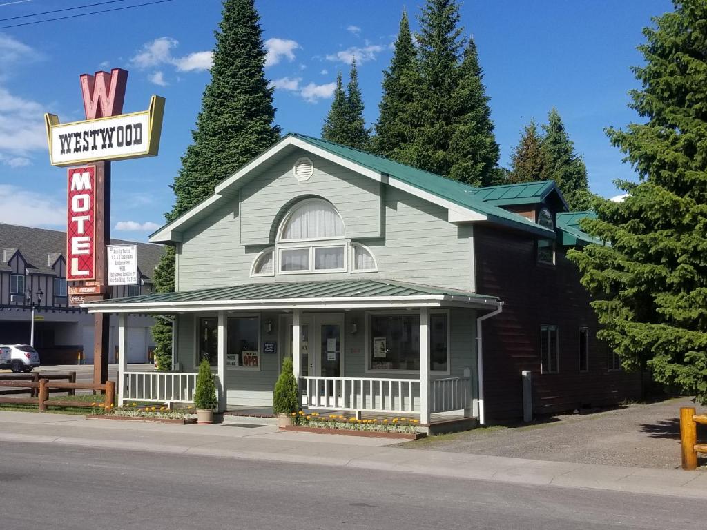 un restaurante krispy kreme al lado de la calle en Westwood Motel, en West Yellowstone