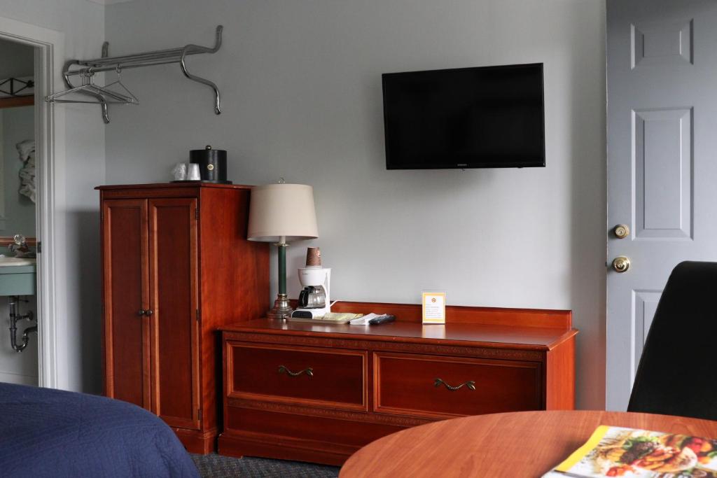 TV a/nebo společenská místnost v ubytování Admiral Motel