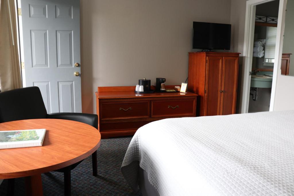 Postel nebo postele na pokoji v ubytování Admiral Motel