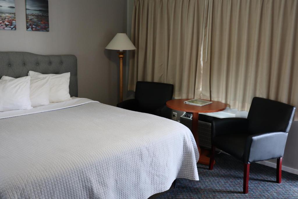 Postel nebo postele na pokoji v ubytování Admiral Motel