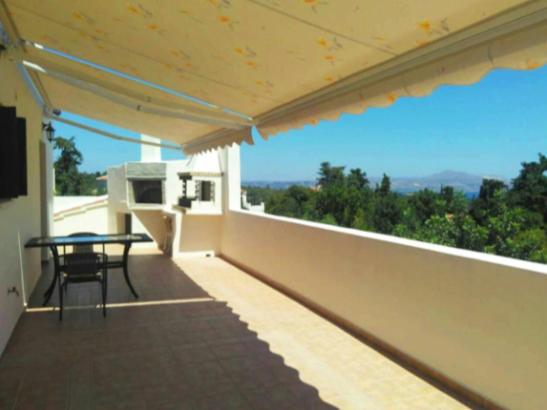- un balcon d'une maison avec une table et des chaises dans l'établissement Traditional apartment with view in Douliana Vamos, à Douliana