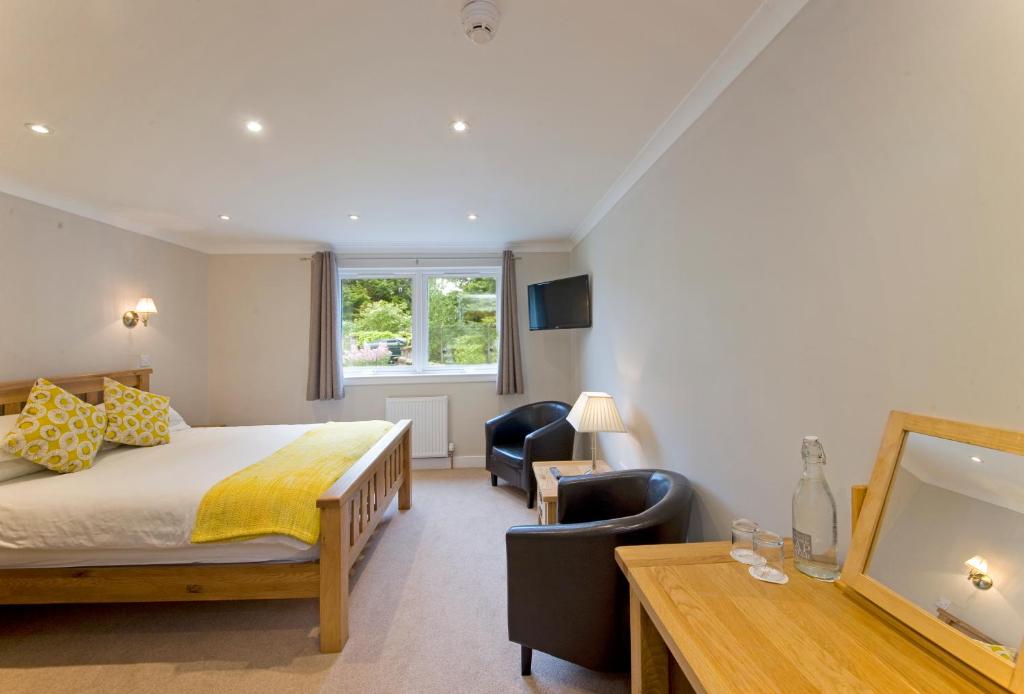Uma cama ou camas num quarto em Falls of Lora Hotel