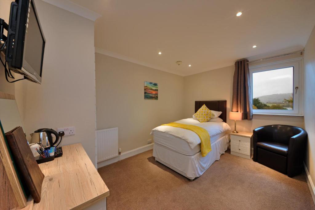 Uma cama ou camas num quarto em Falls of Lora Hotel
