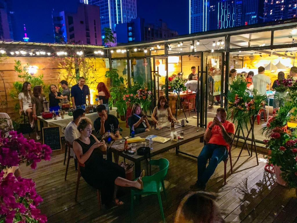 Hosté ubytování Chengdu Flipflop Hostel - Right Next To Taikooli & Metro - Chill & Social Rooftop Garden Bar - Free Activities - Friendly English Speaking Staff - Tibet, Panda, Buddha & Snow Mountain Tours
