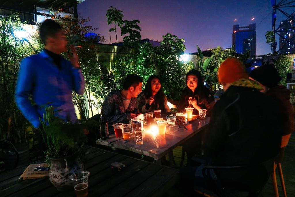 Hosté ubytování Chengdu Flipflop Hostel - Right Next To Taikooli & Metro - Chill & Social Rooftop Garden Bar - Free Activities - Friendly English Speaking Staff - Tibet, Panda, Buddha & Snow Mountain Tours