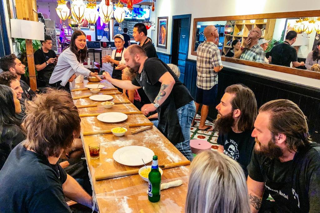 Hosté ubytování Chengdu Flipflop Hostel - Right Next To Taikooli & Metro - Chill & Social Rooftop Garden Bar - Free Activities - Friendly English Speaking Staff - Tibet, Panda, Buddha & Snow Mountain Tours