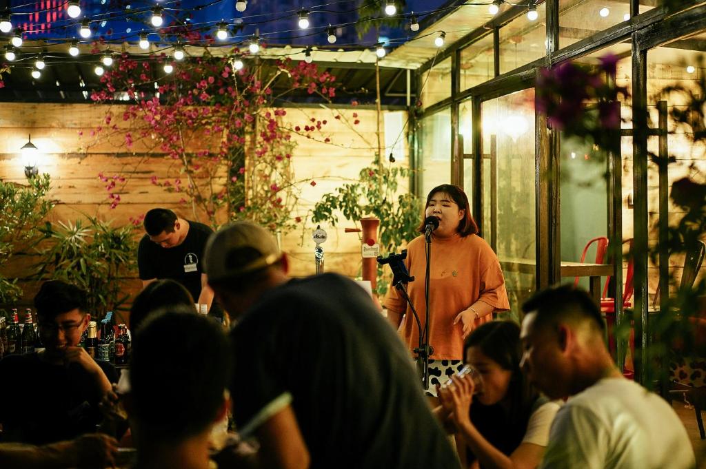 Hosté ubytování Chengdu Flipflop Hostel - Right Next To Taikooli & Metro - Chill & Social Rooftop Garden Bar - Free Activities - Friendly English Speaking Staff - Tibet, Panda, Buddha & Snow Mountain Tours