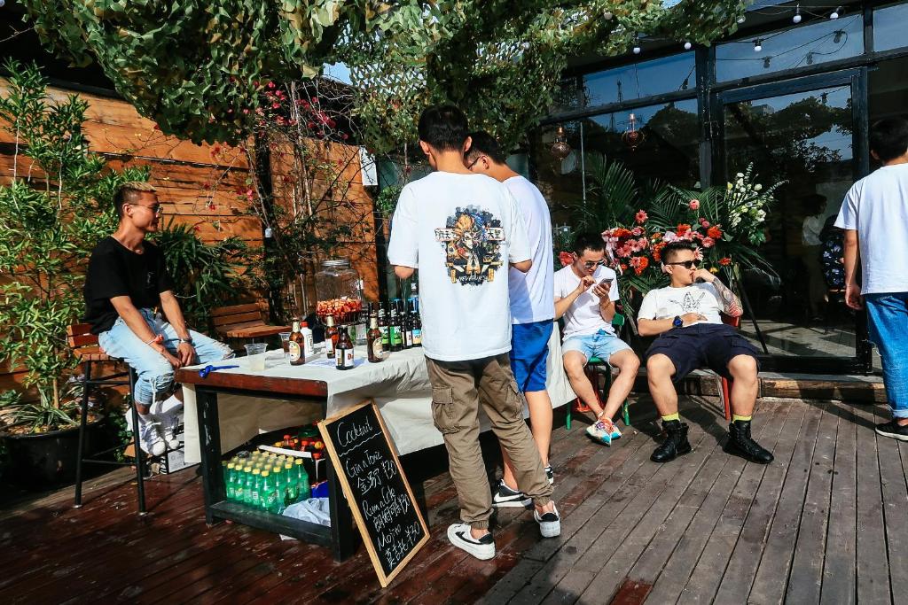Hosté ubytování Chengdu Flipflop Hostel - Right Next To Taikooli & Metro - Chill & Social Rooftop Garden Bar - Free Activities - Friendly English Speaking Staff - Tibet, Panda, Buddha & Snow Mountain Tours