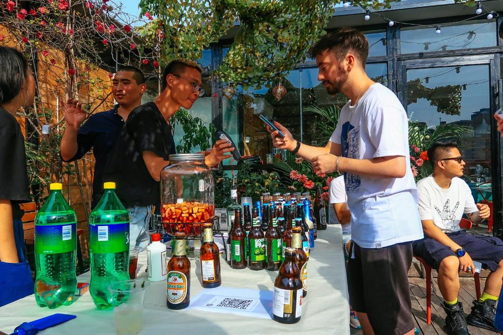 Nápoje v ubytování Chengdu Flipflop Hostel - Right Next To Taikooli & Metro - Chill & Social Rooftop Garden Bar - Free Activities - Friendly English Speaking Staff - Tibet, Panda, Buddha & Snow Mountain Tours