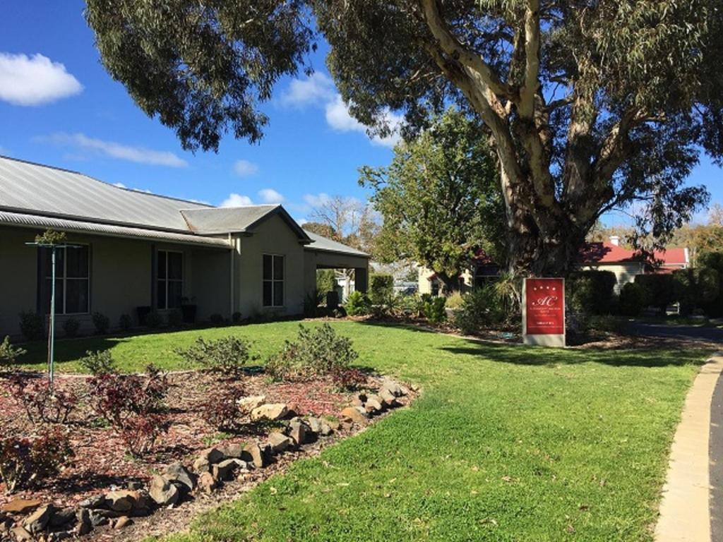 une maison avec un arbre dans la cour dans l'établissement Alexander Cameron Suites, à Penola