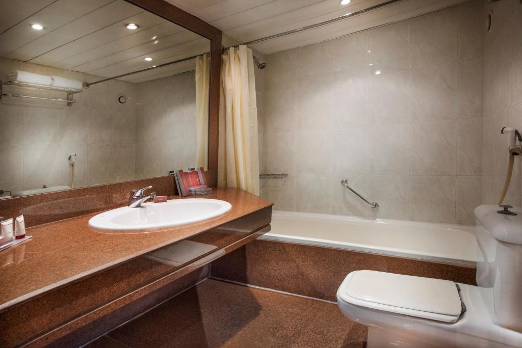 Koupelna v ubytování Pyramisa Suites Hotel Cairo