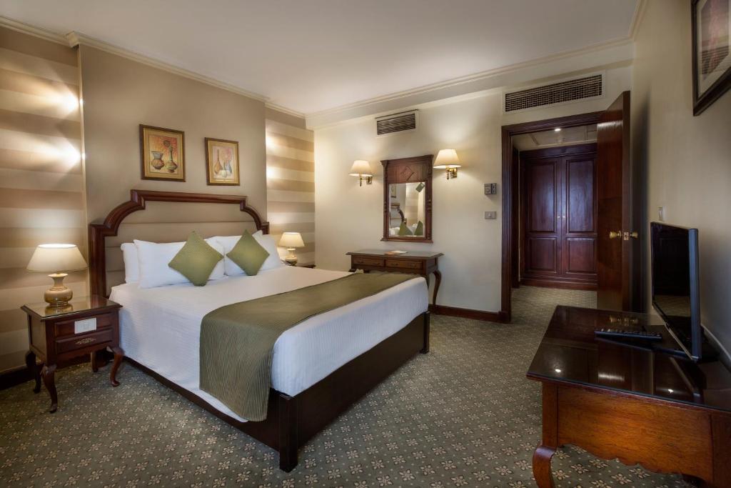 Postel nebo postele na pokoji v ubytování Pyramisa Suites Hotel Cairo