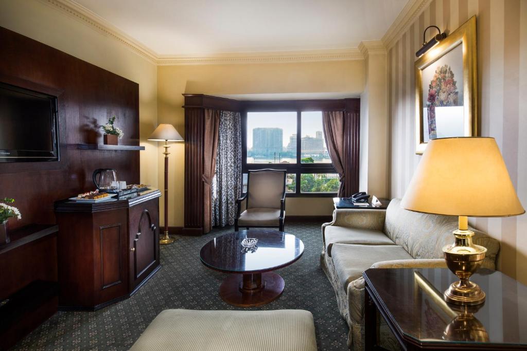 TV a/nebo společenská místnost v ubytování Pyramisa Suites Hotel Cairo