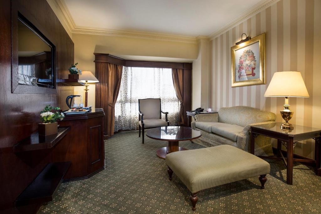 Posezení v ubytování Pyramisa Suites Hotel Cairo