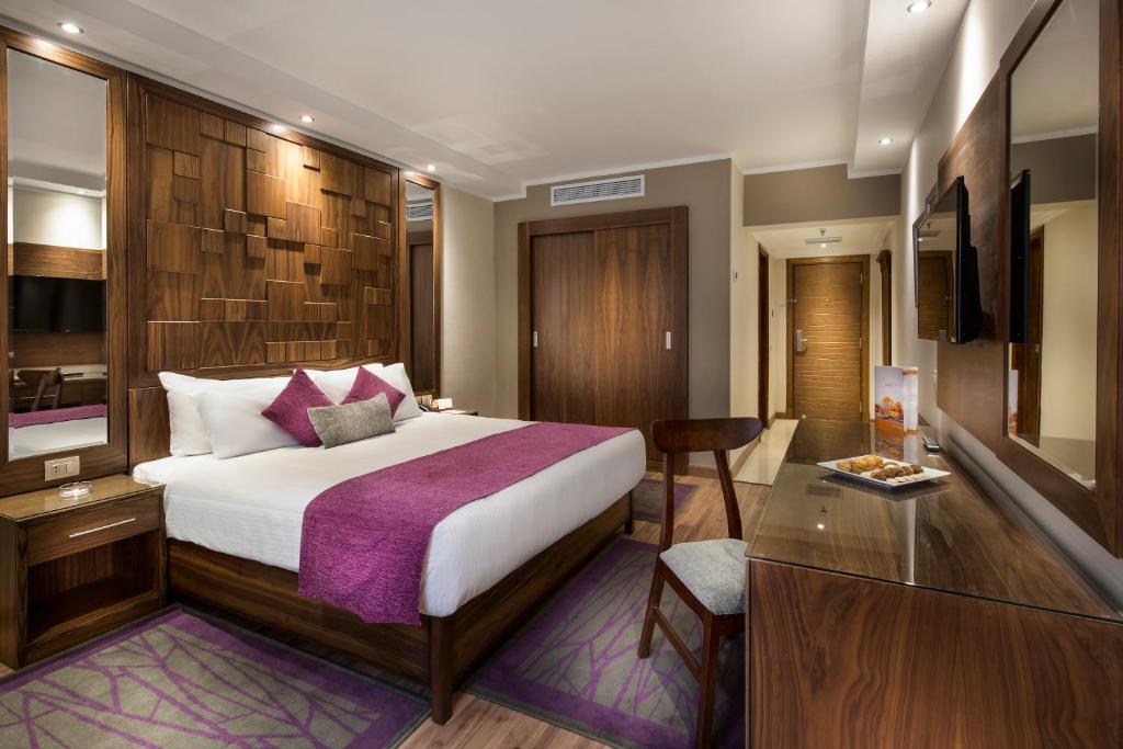 Postel nebo postele na pokoji v ubytování Pyramisa Suites Hotel Cairo