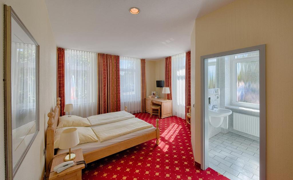 Postel nebo postele na pokoji v ubytování Hotel Kronprinz Garni