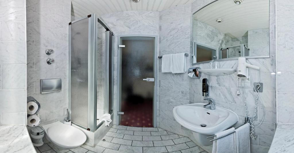 Koupelna v ubytování Hotel Kronprinz Garni