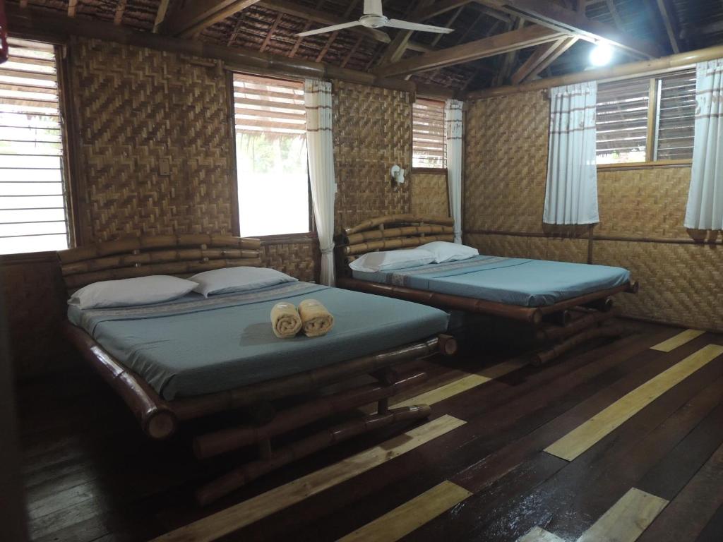 Postel nebo postele na pokoji v ubytování Coral Cay Resort, Inc.