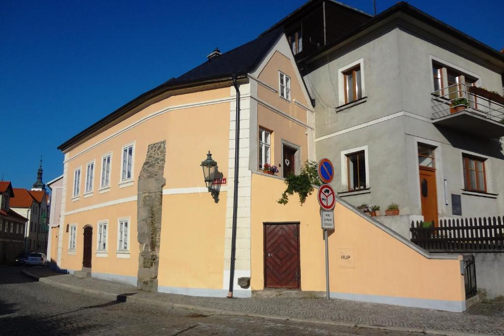 a yellow and white building on the side of a street at Apartmán Horšovský Týn in Horšovský Týn