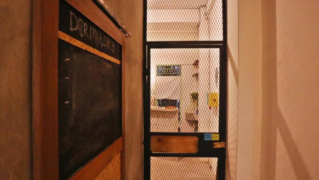 Kuchyň nebo kuchyňský kout v ubytování Sante Commune Hostel Yogyakarta