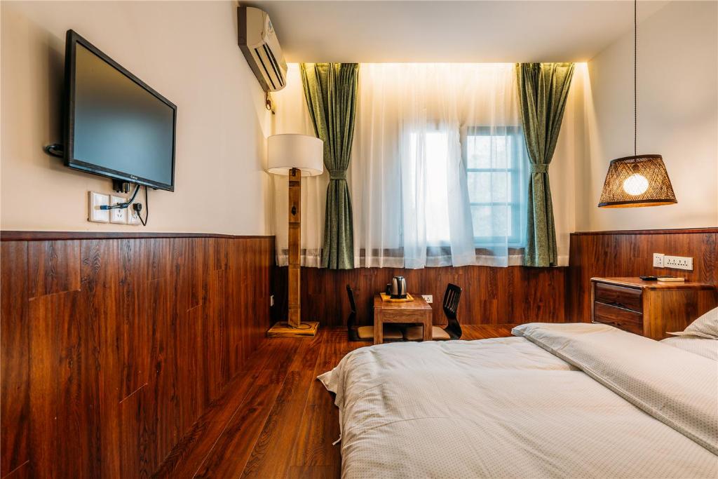 TV a/nebo společenská místnost v ubytování Chengdu Flipflop Hostel - Right Next To Taikooli & Metro - Chill & Social Rooftop Garden Bar - Free Activities - Friendly English Speaking Staff - Tibet, Panda, Buddha & Snow Mountain Tours