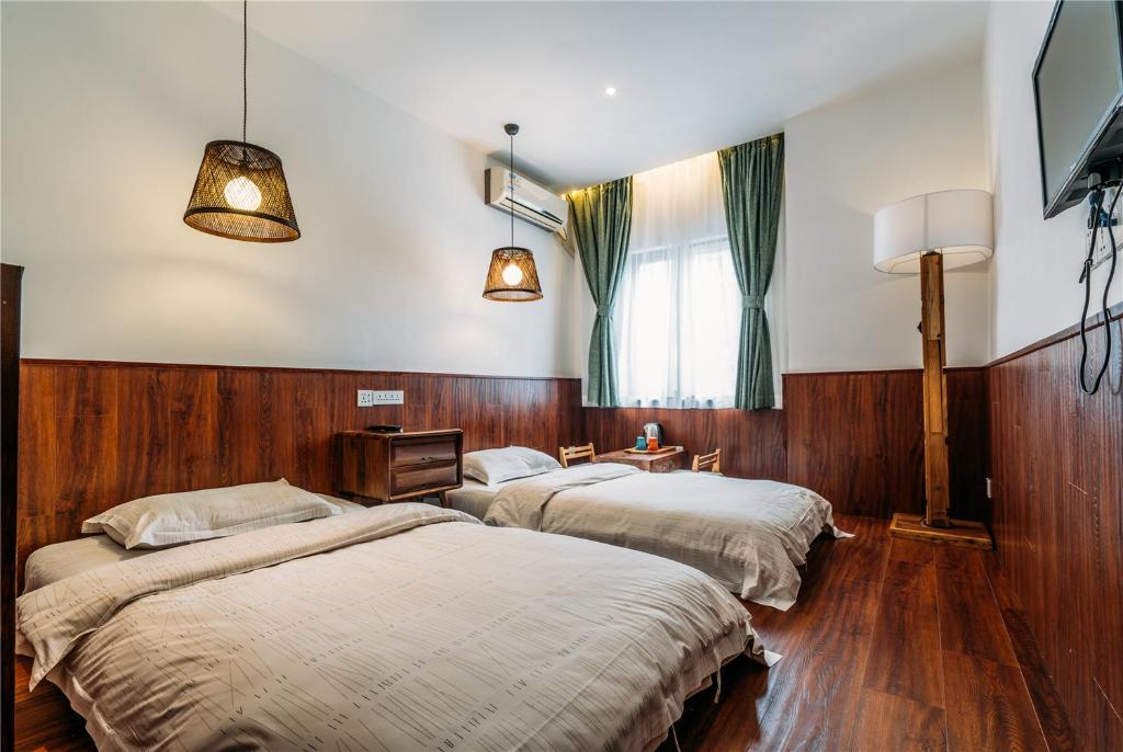 Postel nebo postele na pokoji v ubytování Chengdu Flipflop Hostel - Right Next To Taikooli & Metro - Chill & Social Rooftop Garden Bar - Free Activities - Friendly English Speaking Staff - Tibet, Panda, Buddha & Snow Mountain Tours