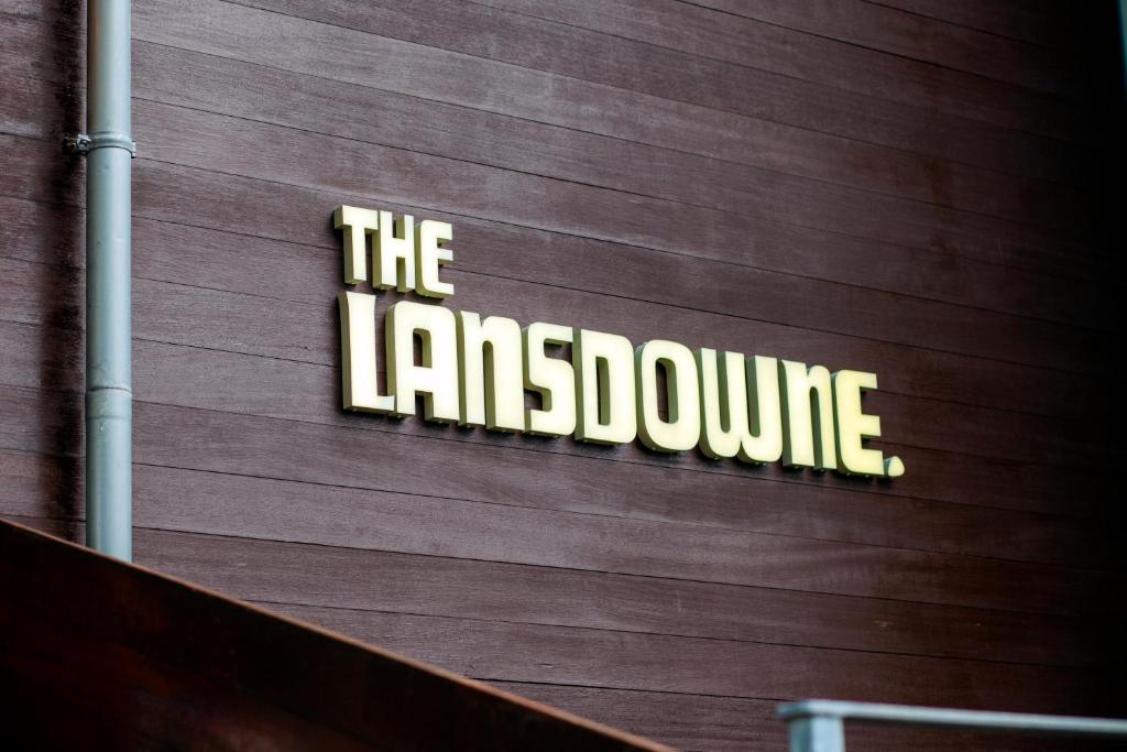 un panneau sur le côté d'un bâtiment qui lit la lancphrine dans l'établissement The Lansdowne Hotel, à Belfast