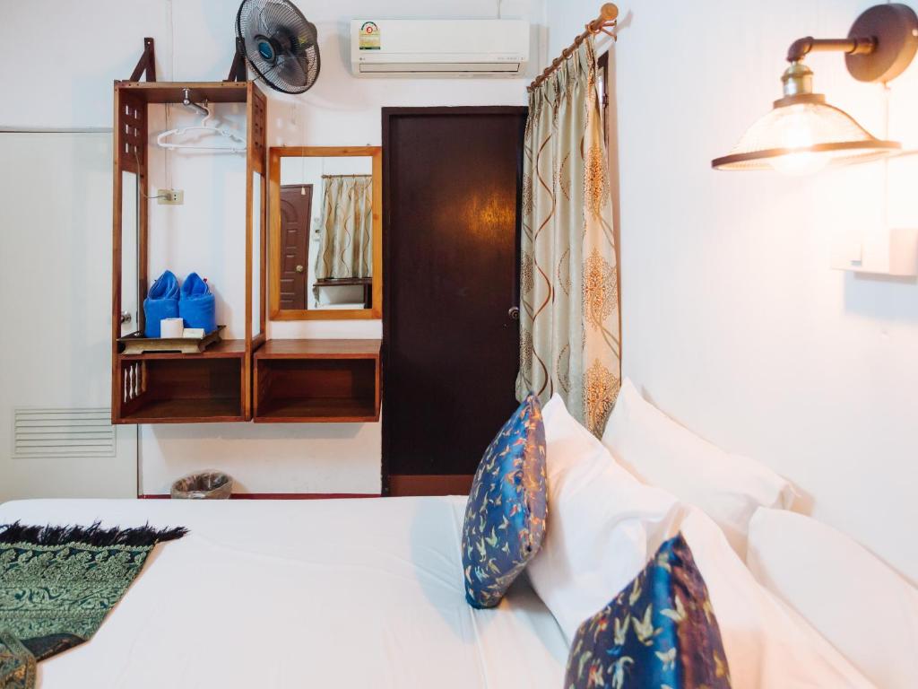 Rendezvous Oldtown Chiangmai SHA Extra Plus - Single Room With Bathroom