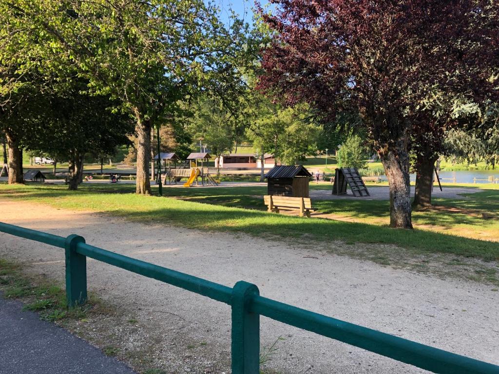 einen Park mit einer Bank und einem Spielplatz in der Unterkunft Chambre privative in Saint-Rémy-sur-Durolle