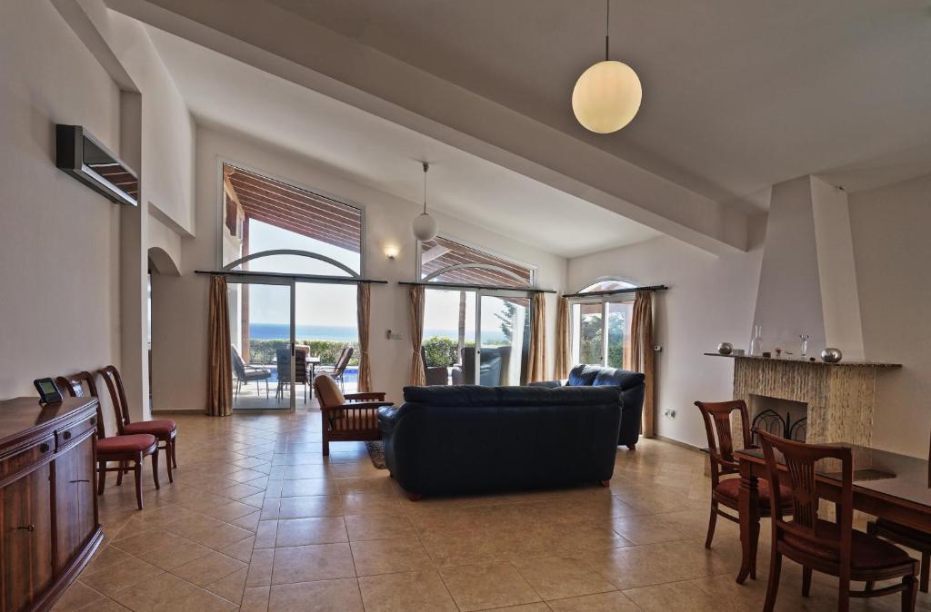 Posezení v ubytování Unforgettable Family Escape - Cliffside Villa with Panoramic Sea Views and Kid-Friendly Private Pool