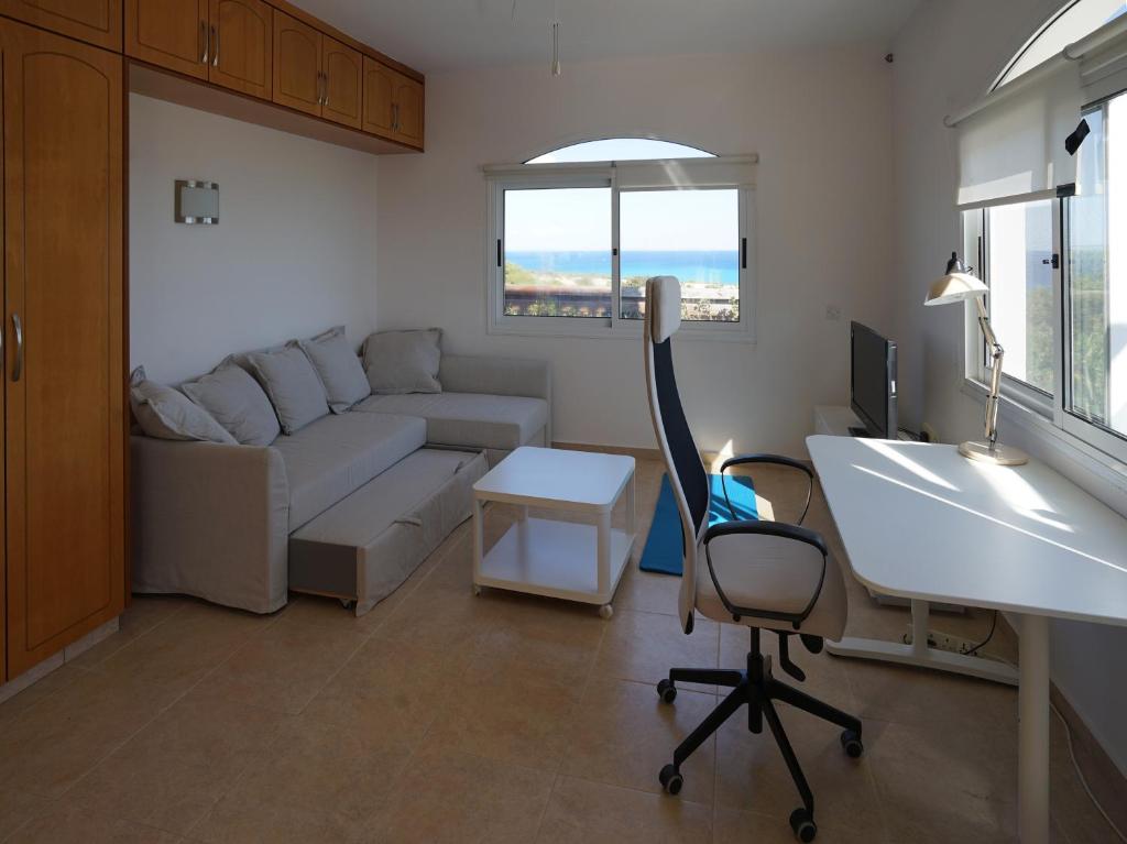 Posezení v ubytování Unforgettable Family Escape - Cliffside Villa with Panoramic Sea Views and Kid-Friendly Private Pool
