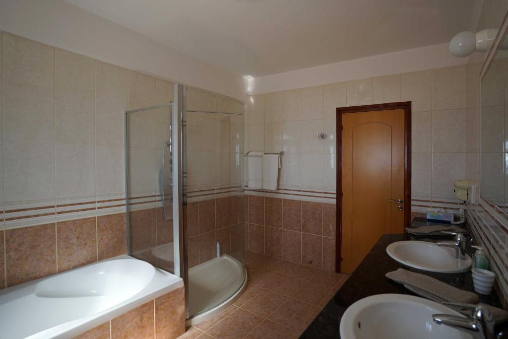 Koupelna v ubytování Unforgettable Family Escape - Cliffside Villa with Panoramic Sea Views and Kid-Friendly Private Pool