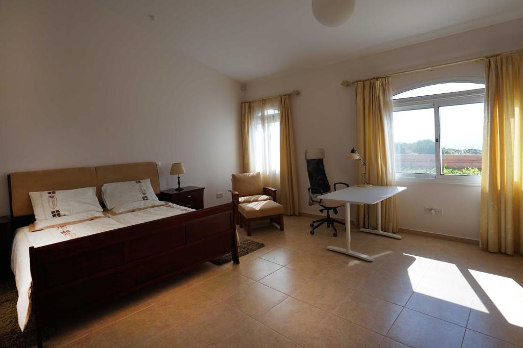 Postel nebo postele na pokoji v ubytování Unforgettable Family Escape - Cliffside Villa with Panoramic Sea Views and Kid-Friendly Private Pool