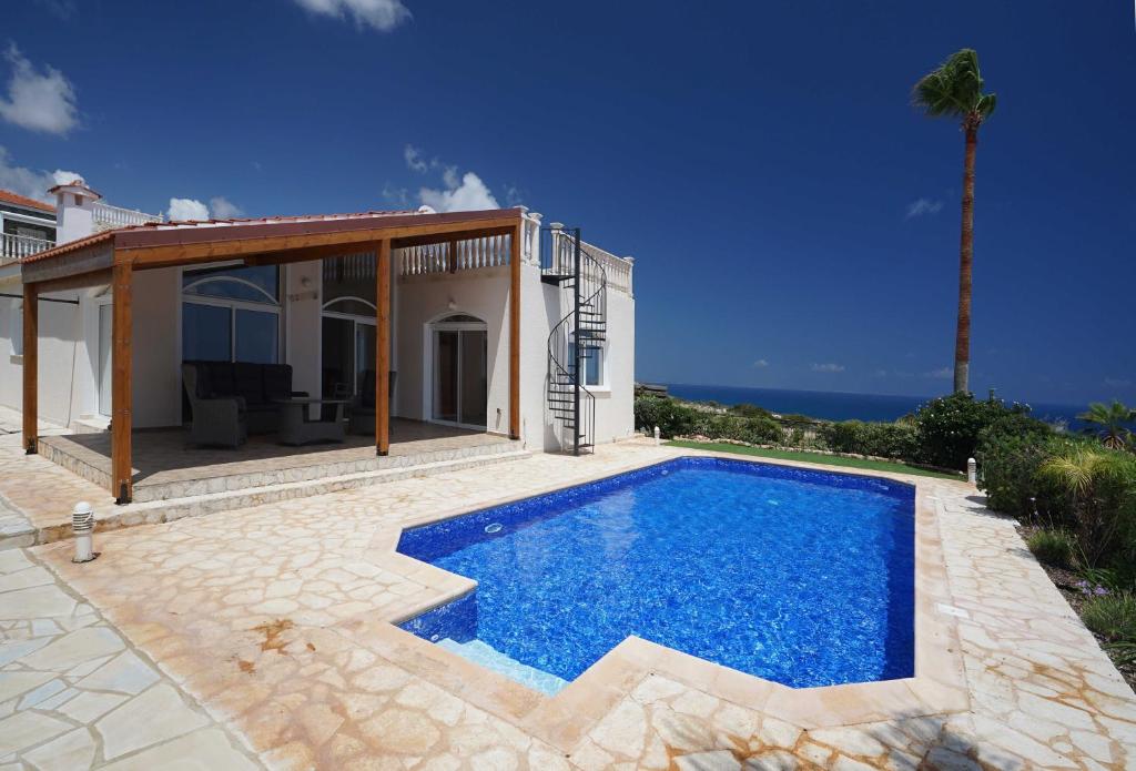 Bazén v ubytování Unforgettable Family Escape - Cliffside Villa with Panoramic Sea Views and Kid-Friendly Private Pool nebo v jeho okolí