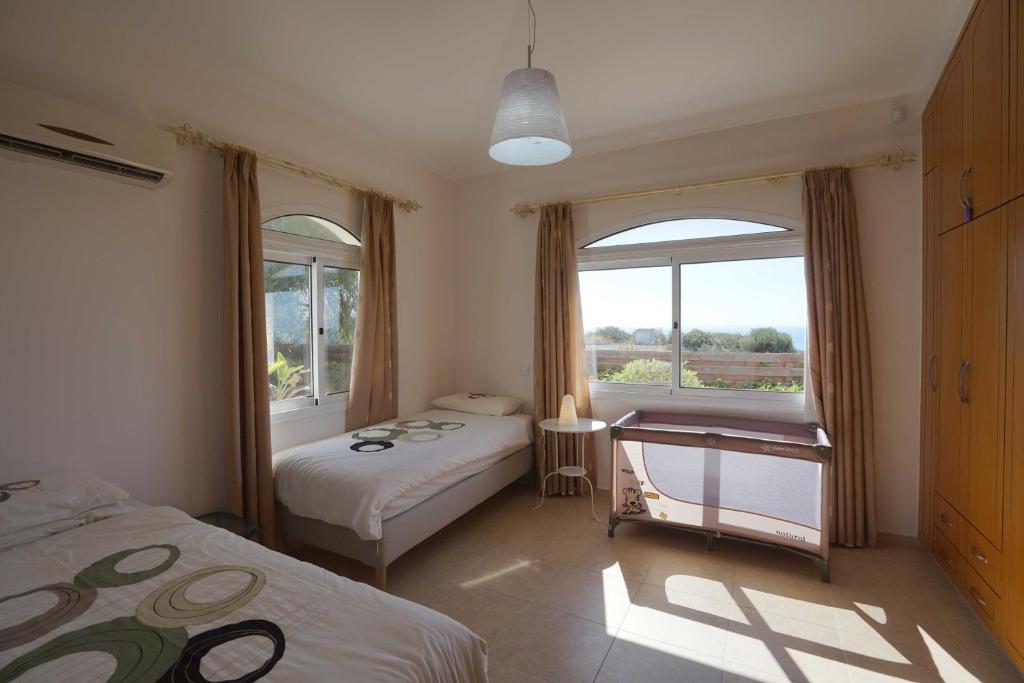 Postel nebo postele na pokoji v ubytování Unforgettable Family Escape - Cliffside Villa with Panoramic Sea Views and Kid-Friendly Private Pool