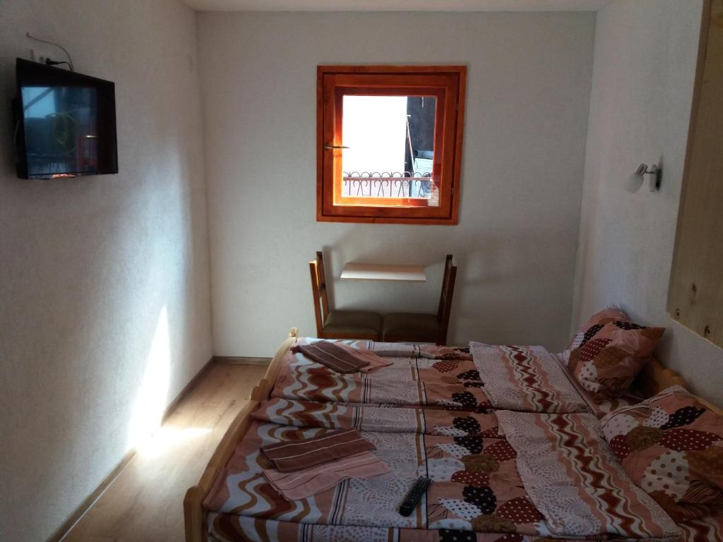 - une chambre avec un lit et une fenêtre dans l'établissement Guest House Vukicevic, à Žabljak