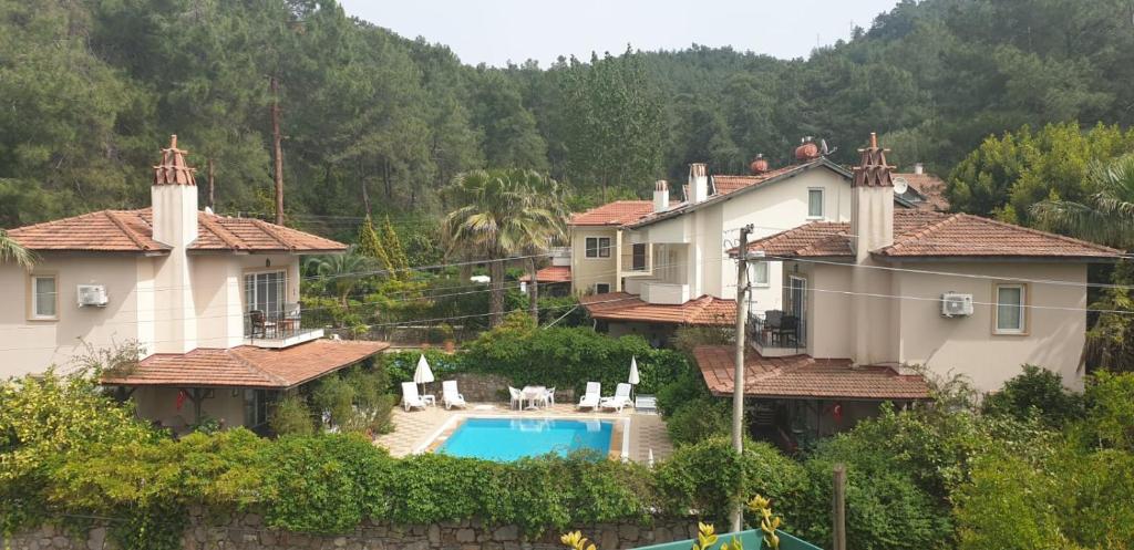 ギョジェクにあるVilla Yasemin Apartsの一団の家とスイミングプール