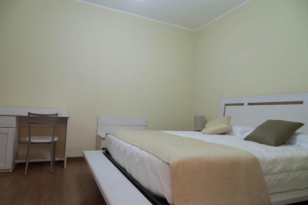 Postel nebo postele na pokoji v ubytování B&B Le Rose del Tirreno