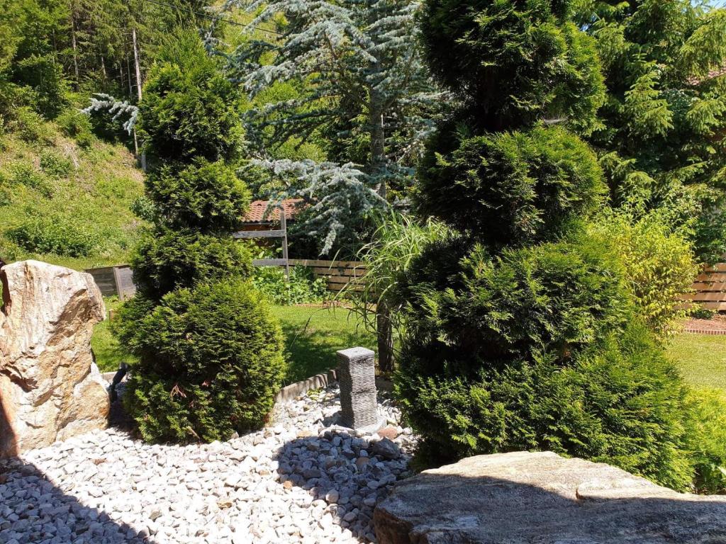 A garden outside Ferienhäuser Familie Hofer Stockenboi Weissensee