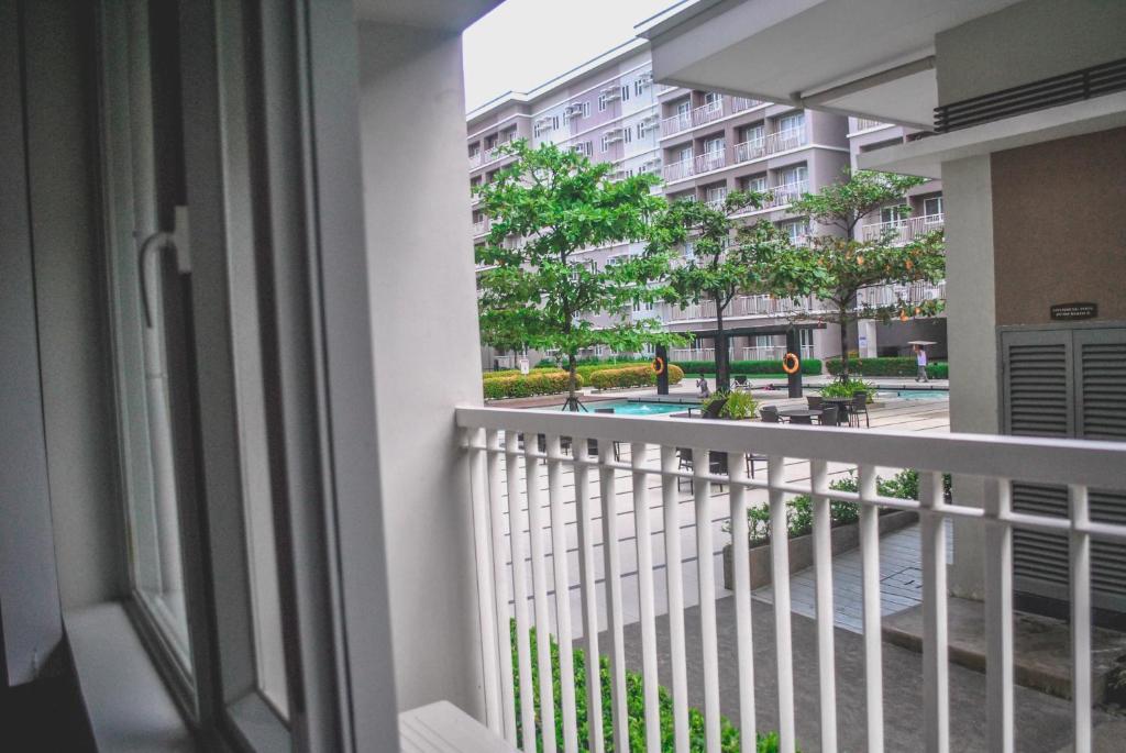 Butler's BnB @ Trees Residences QC Phil - Junior Suite With Balcony