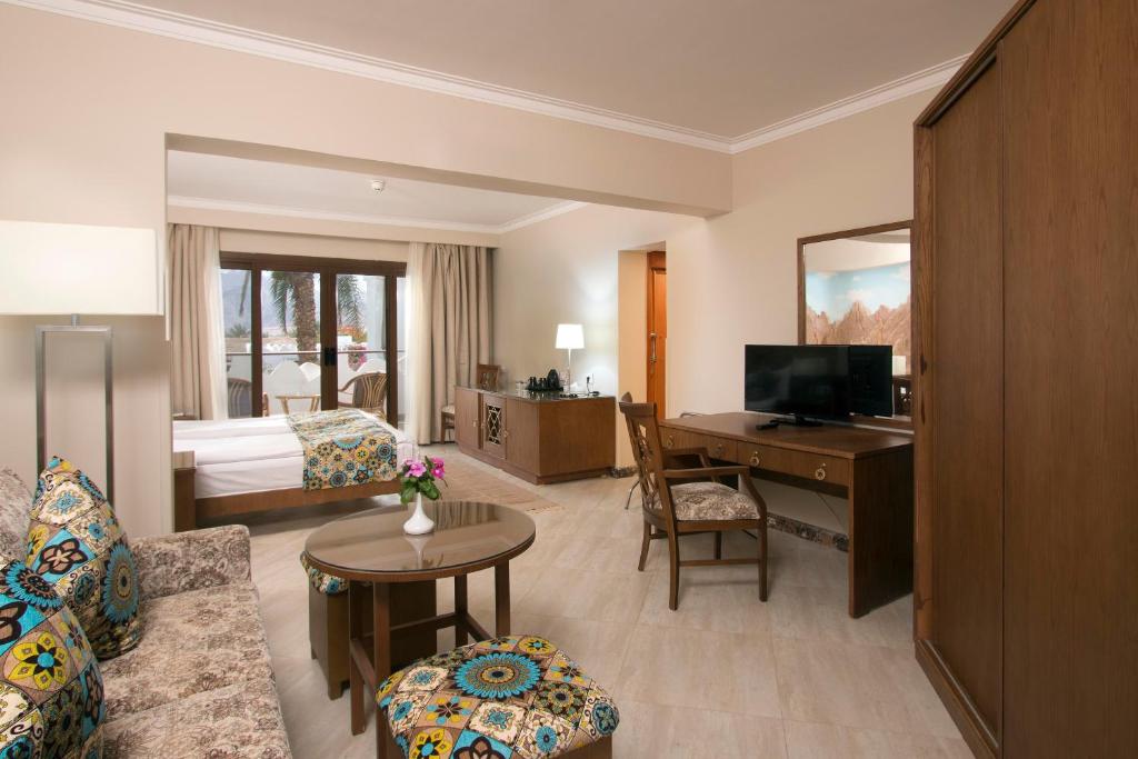 TV a/nebo společenská místnost v ubytování Swiss Inn Resort Dahab