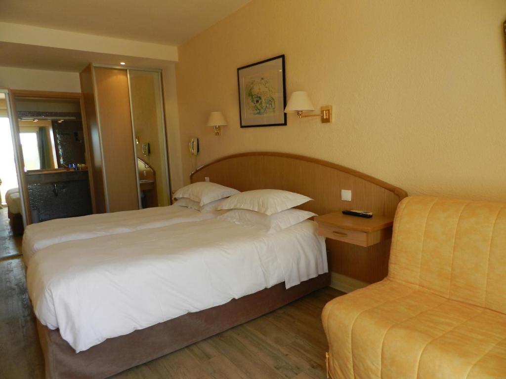 Postel nebo postele na pokoji v ubytování Grand Hotel Moriaz