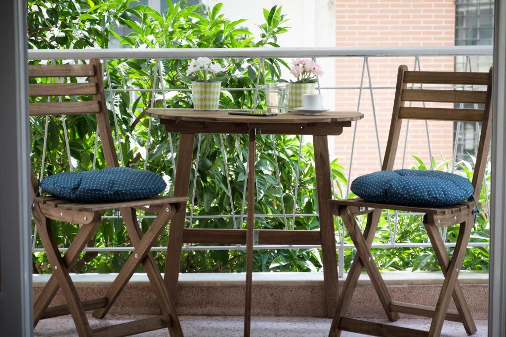 A balcony or terrace at Cozy and Bright 2BD Apartment in Kolonaki