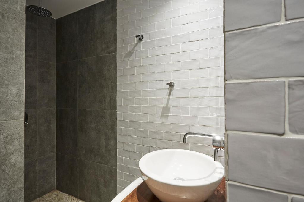 A bathroom at Cozy and Bright 2BD Apartment in Kolonaki