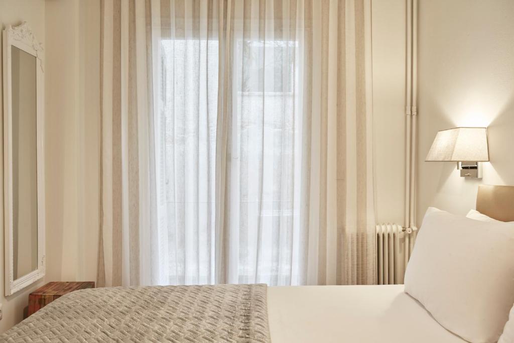 A bed or beds in a room at Cozy and Bright 2BD Apartment in Kolonaki