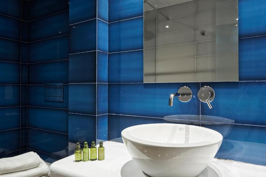 A bathroom at Cozy and Bright 2BD Apartment in Kolonaki