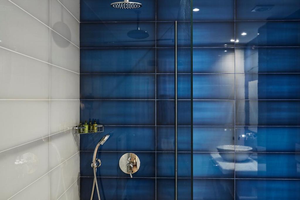 A bathroom at Cozy and Bright 2BD Apartment in Kolonaki